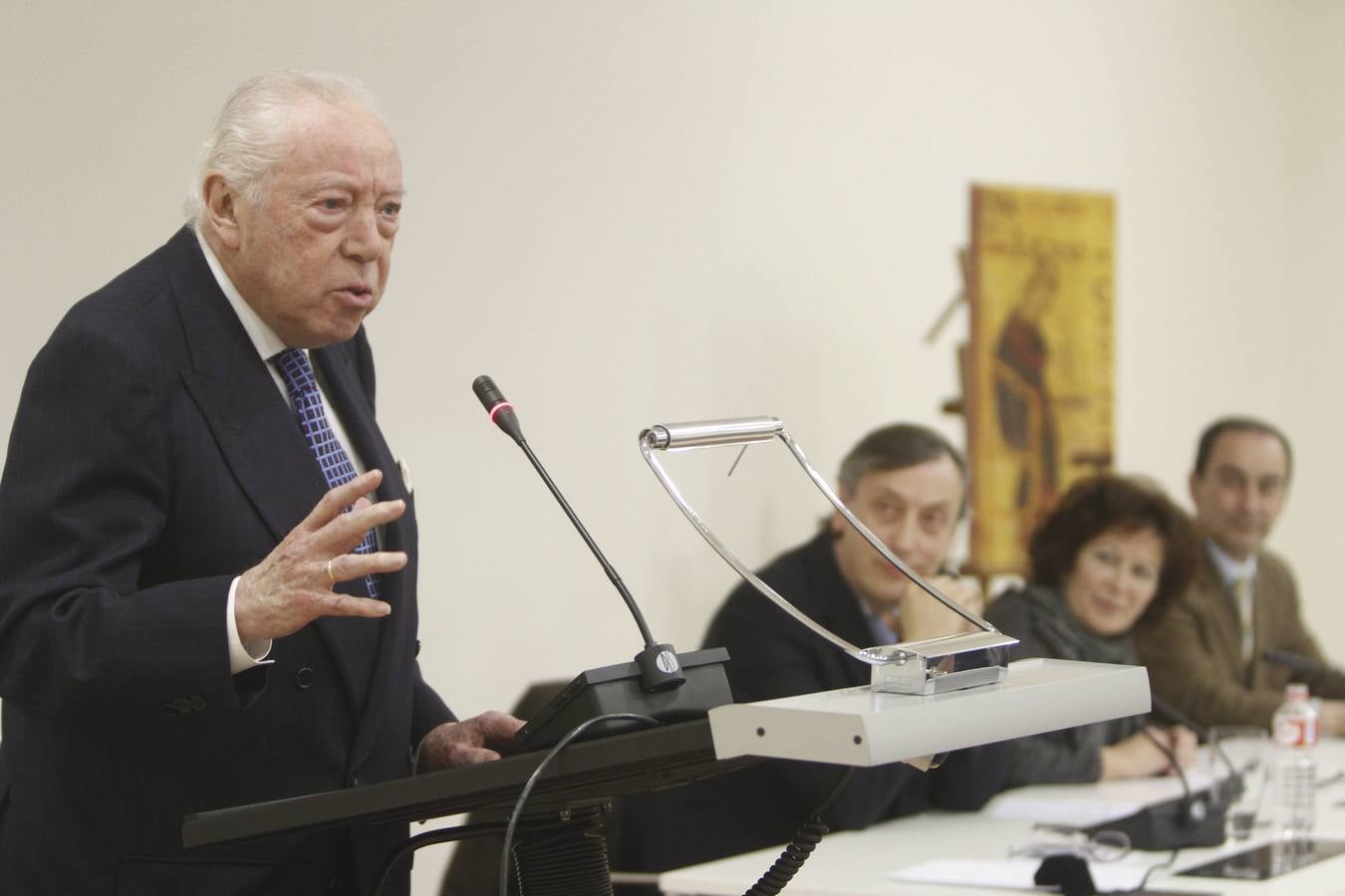 En la Biblioteca Central, Manuel Arce durante su intervención en el Día de las Letras de Cantabria del año 2012.