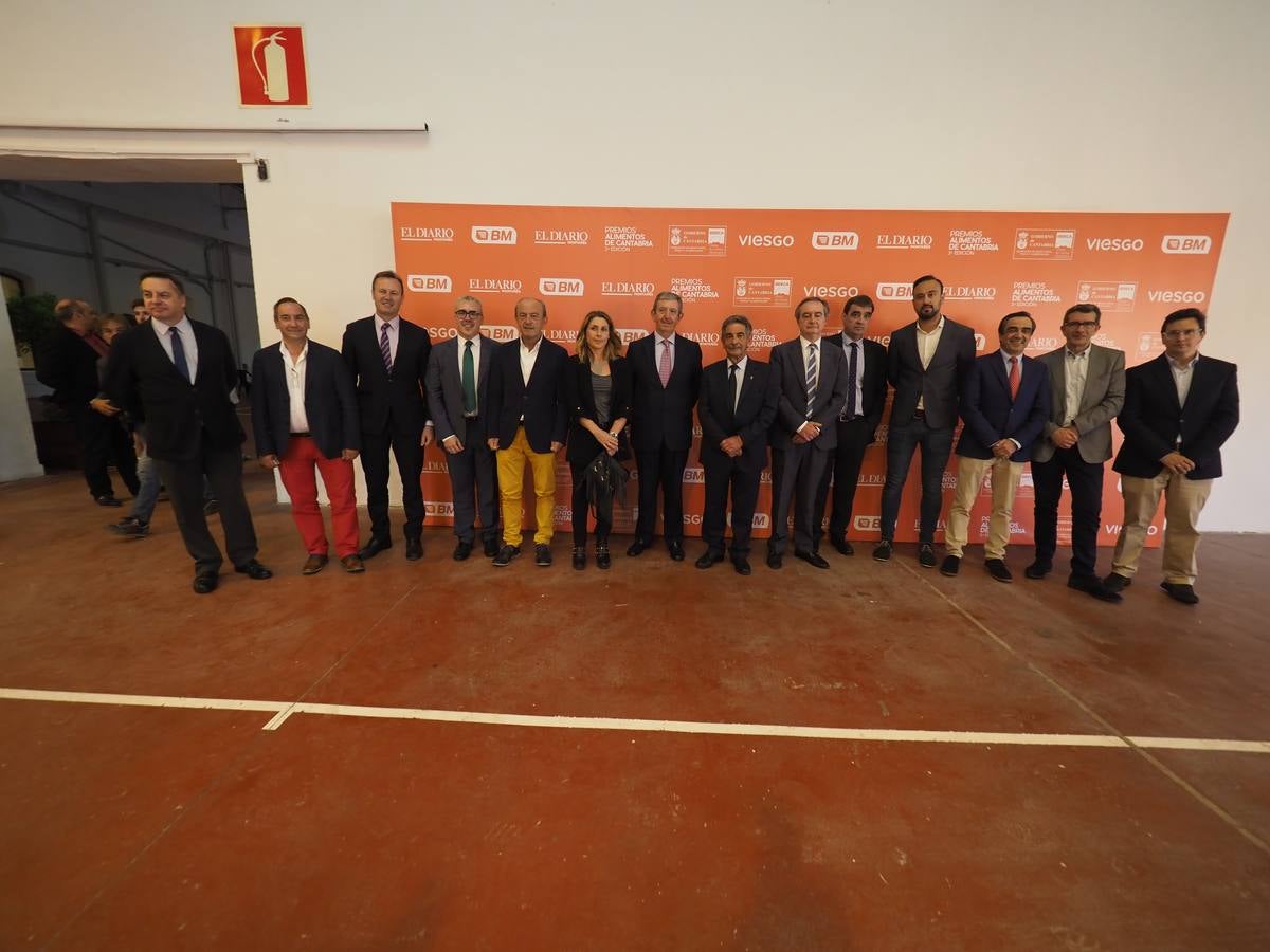 La gala de entrega de os Premios Alimentos de Cantabria reunió en Torrelavega a destacados representantes del sector agroalimentario de la región y de la sociedad de Cantabria.