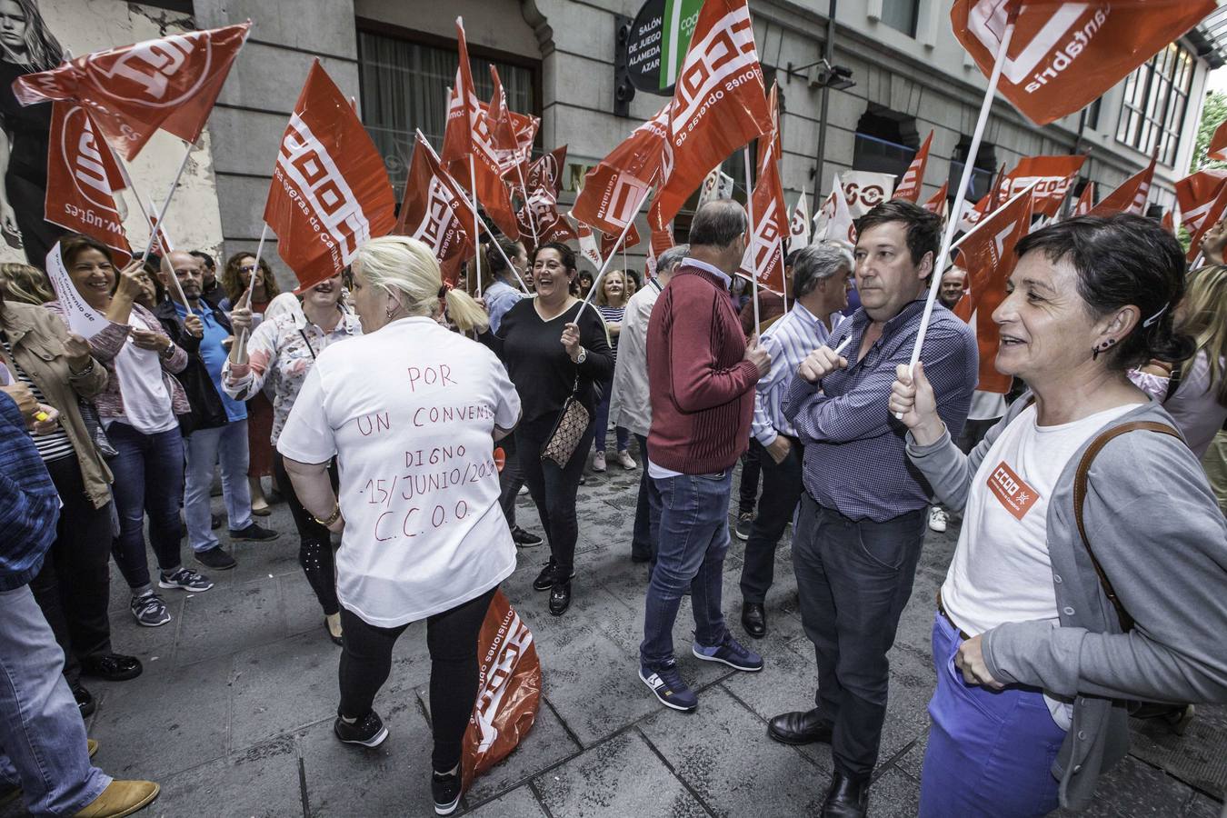 Trabajadores del sector de la limpieza en Cantabria se han concentrado hoy frente a la sede de ORECLA en Santander por el «estancamiento» de la negociación colectiva,