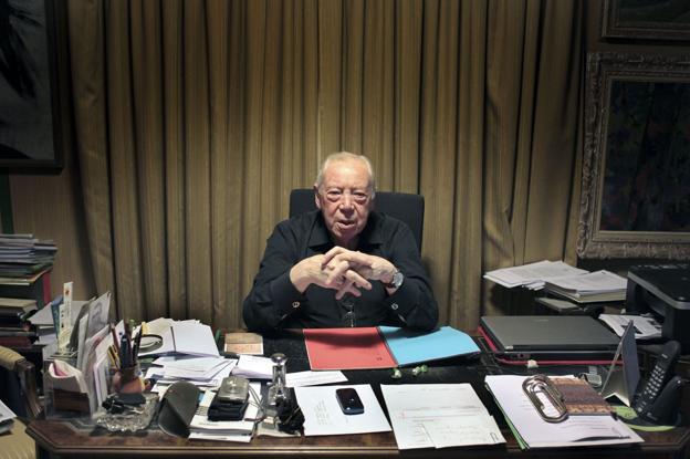 Manuel Arce , escritor, editor e histórico galerista, falleció el pasado jueves en Santander a los 90 años. 