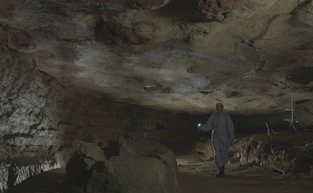 José Antonio Lasheras en el interior de la cueva, en uno de los fotogramas de 'El guardián de la cueva', estrenada el pasado sábado en Santander. 