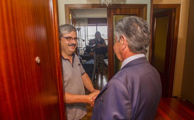 Imagen principal - Arriba, Revilla es recibido por los propietario de la vivienda. A izquierda, varios integrantes de la PAH, a la entrada de la vivienda. A la derecha, Gema es felicitada por varios miembros de la PAH