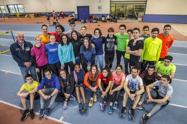 Ramón Torralbo posa junto al grupo de atletas que entrena en el módulo cubierto del Complejo Ruth Beitia de La Albericia. 