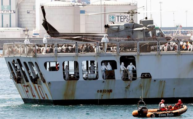 El barco 'Orione', de la armada italiana y donde viajan 250 inmigrantes, a su llegada al puerto de Valencia.