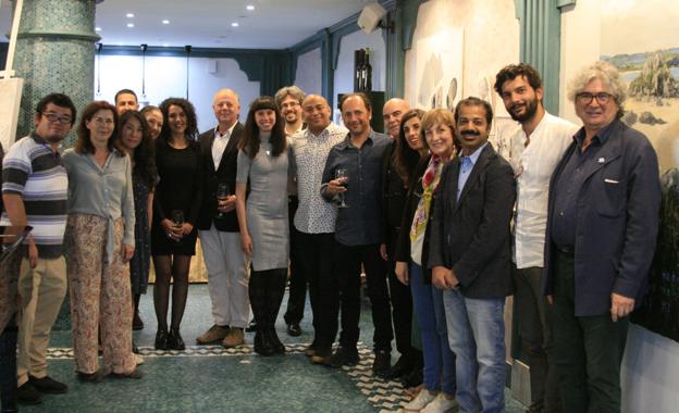 Los trece artistas residentes en Noja junto al coordinador, Manuel Sáenz-Messía y la directora general de Cultura, Eva Ranea