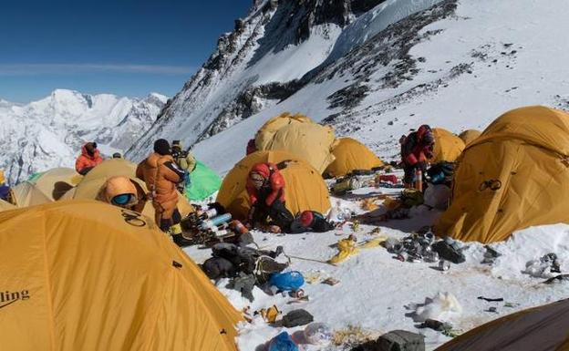 Galería. En la actualidad, los excrementos de los alpinistas del campo base se transportan hasta el pueblo más cercano, a una hora a pie, donde se tiran en zanjas. 