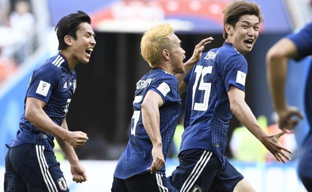 Los jugadores japoneses celebran un gol. 