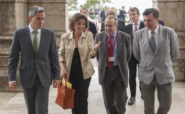 La ministra, entrando en el Palacio de La Magdalena con el rector de la UIMP, el delegado del Gobierno y el consejero de Educación.