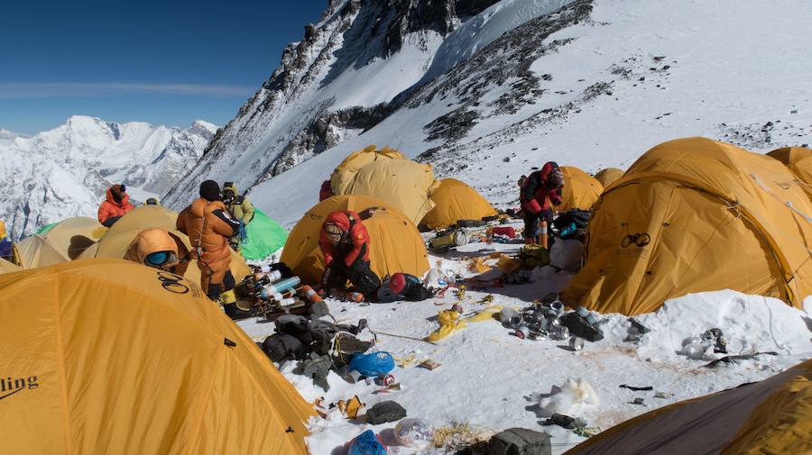 Los alpinistas piensan que en la subida van encontrar nieve inmaculada pero se llevan la desagradable sorpresa de ver toneladas de residuos en los campamentos base