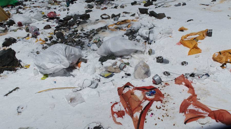 Los alpinistas piensan que en la subida van encontrar nieve inmaculada pero se llevan la desagradable sorpresa de ver toneladas de residuos en los campamentos base