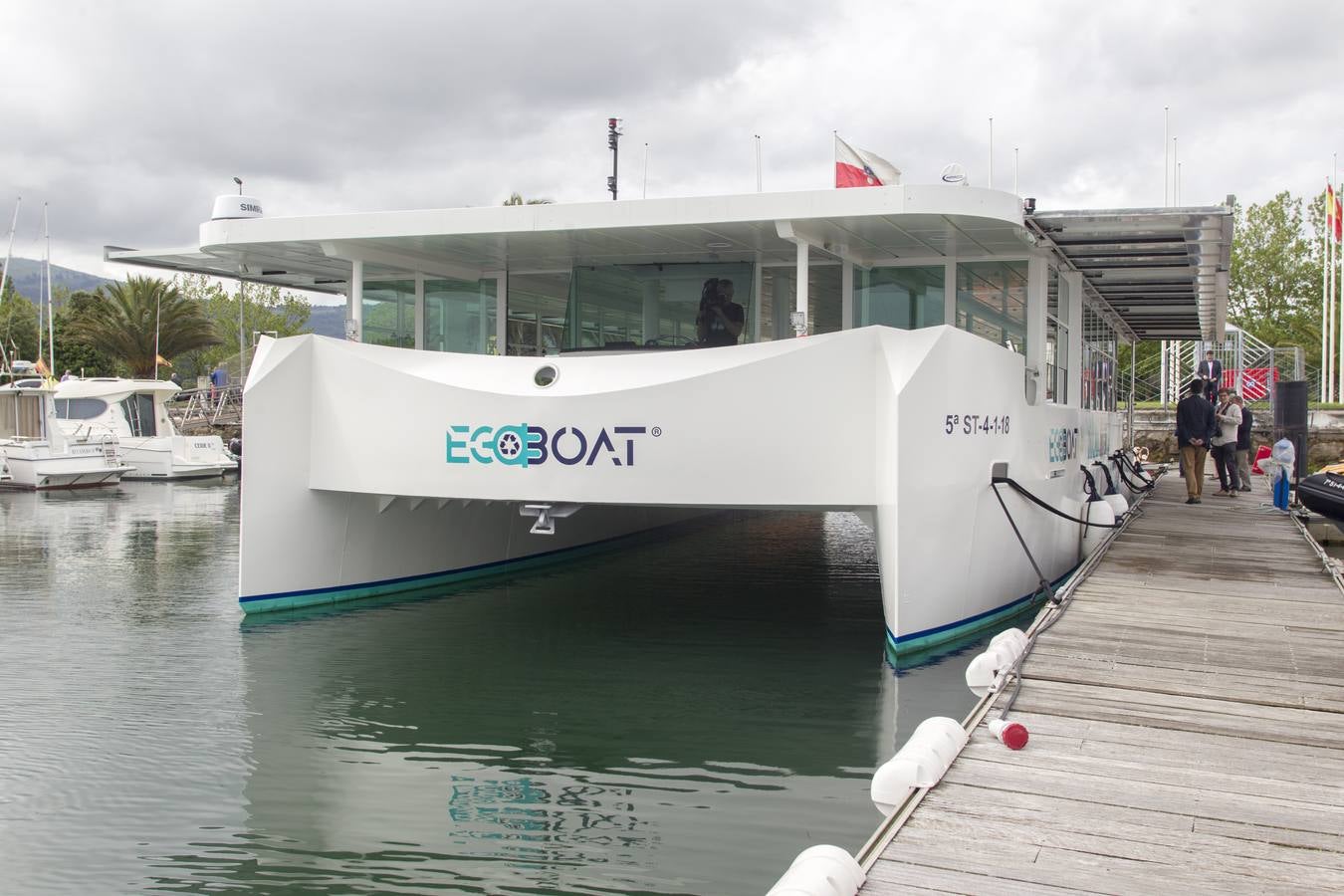 El presidente de Cantabria, Miguel Ángel Revilla, y la ministra de Transición Ecológica, Teresa Ribera, han inaugurado este martes el 'ECOCAT', el primer catamarán electrosolar de pasajeros de Europa, promovido y fabricado por la empresa cántabra Metaltec Naval.