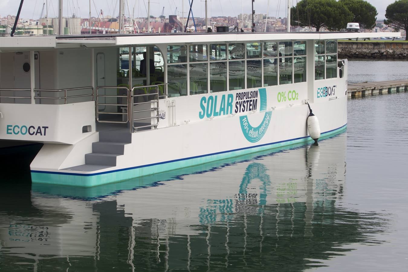 El presidente de Cantabria, Miguel Ángel Revilla, y la ministra de Transición Ecológica, Teresa Ribera, han inaugurado este martes el 'ECOCAT', el primer catamarán electrosolar de pasajeros de Europa, promovido y fabricado por la empresa cántabra Metaltec Naval.