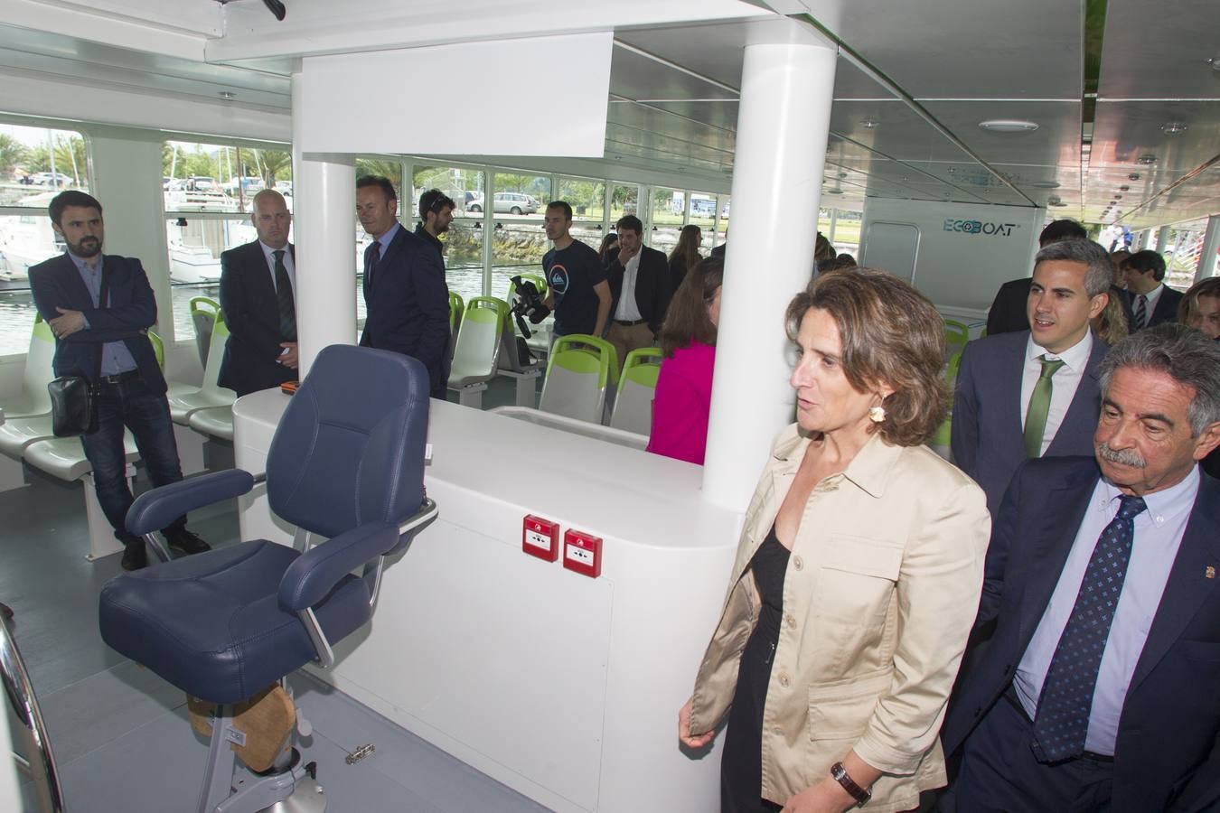 El presidente de Cantabria, Miguel Ángel Revilla, y la ministra de Transición Ecológica, Teresa Ribera, han inaugurado este martes el 'ECOCAT', el primer catamarán electrosolar de pasajeros de Europa, promovido y fabricado por la empresa cántabra Metaltec Naval.