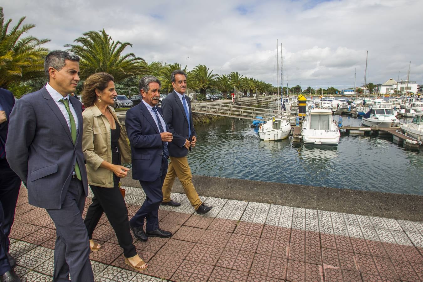 El presidente de Cantabria, Miguel Ángel Revilla, y la ministra de Transición Ecológica, Teresa Ribera, han inaugurado este martes el 'ECOCAT', el primer catamarán electrosolar de pasajeros de Europa, promovido y fabricado por la empresa cántabra Metaltec Naval.