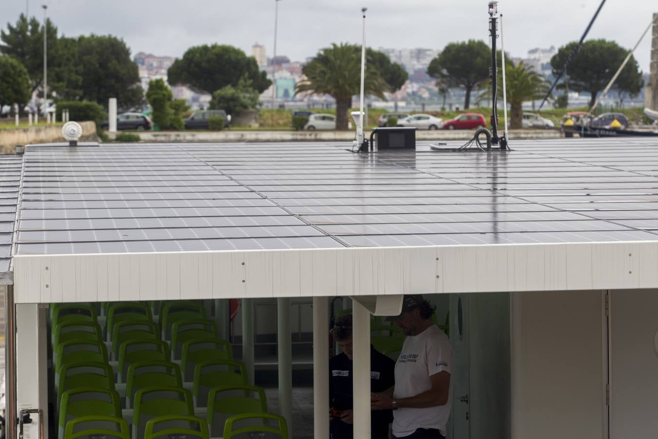 El presidente de Cantabria, Miguel Ángel Revilla, y la ministra de Transición Ecológica, Teresa Ribera, han inaugurado este martes el 'ECOCAT', el primer catamarán electrosolar de pasajeros de Europa, promovido y fabricado por la empresa cántabra Metaltec Naval.