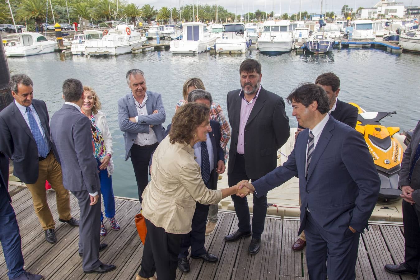 El presidente de Cantabria, Miguel Ángel Revilla, y la ministra de Transición Ecológica, Teresa Ribera, han inaugurado este martes el 'ECOCAT', el primer catamarán electrosolar de pasajeros de Europa, promovido y fabricado por la empresa cántabra Metaltec Naval.