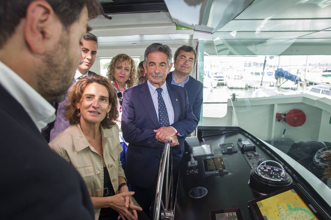 El presidente de Cantabria, Miguel Ángel Revilla, y la ministra de Transición Ecológica, Teresa Ribera, han inaugurado este martes el 'ECOCAT', el primer catamarán electrosolar de pasajeros de Europa, promovido y fabricado por la empresa cántabra Metaltec Naval.