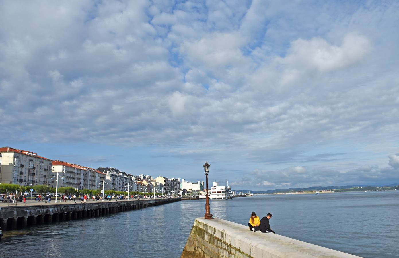 Santander deja atrás una primavera poco pródiga en días de sol pero en la que los cielos han dejado estampas realmente llamativas.