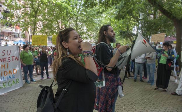 Imagen. Concentración ante la sede de Educación