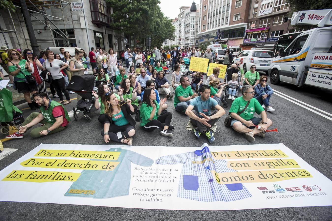 Los maestros se han vuelto a manifestar esta tarde por Santander para exigir que se mantenga la jornada reducida en junio y septiembre, como símbolo de su «fuerza», y con la esperanza de que la reunión de los sindicatos mañana, jueves, con el presidente, Miguel Ángel Revilla, ponga fin al conflicto.