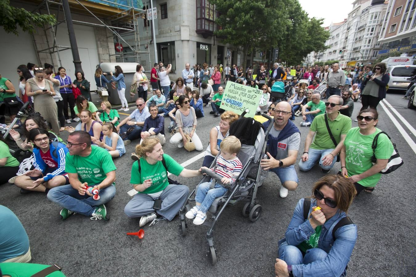 Los maestros se han vuelto a manifestar esta tarde por Santander para exigir que se mantenga la jornada reducida en junio y septiembre, como símbolo de su «fuerza», y con la esperanza de que la reunión de los sindicatos mañana, jueves, con el presidente, Miguel Ángel Revilla, ponga fin al conflicto.