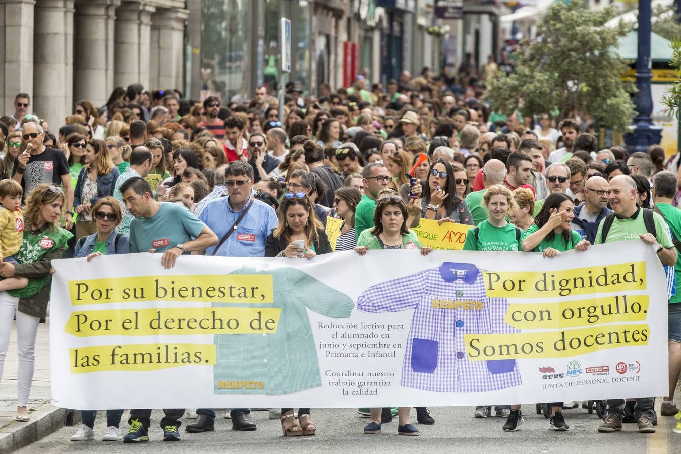 Los maestros se han vuelto a manifestar esta tarde por Santander para exigir que se mantenga la jornada reducida en junio y septiembre, como símbolo de su «fuerza», y con la esperanza de que la reunión de los sindicatos mañana, jueves, con el presidente, Miguel Ángel Revilla, ponga fin al conflicto.