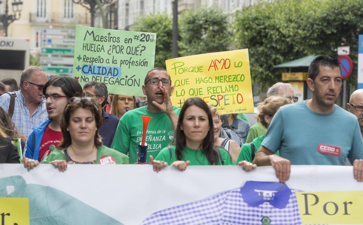 Los maestros se han vuelto a manifestar esta tarde por Santander para exigir que se mantenga la jornada reducida en junio y septiembre, como símbolo de su «fuerza», y con la esperanza de que la reunión de los sindicatos mañana, jueves, con el presidente, Miguel Ángel Revilla, ponga fin al conflicto.