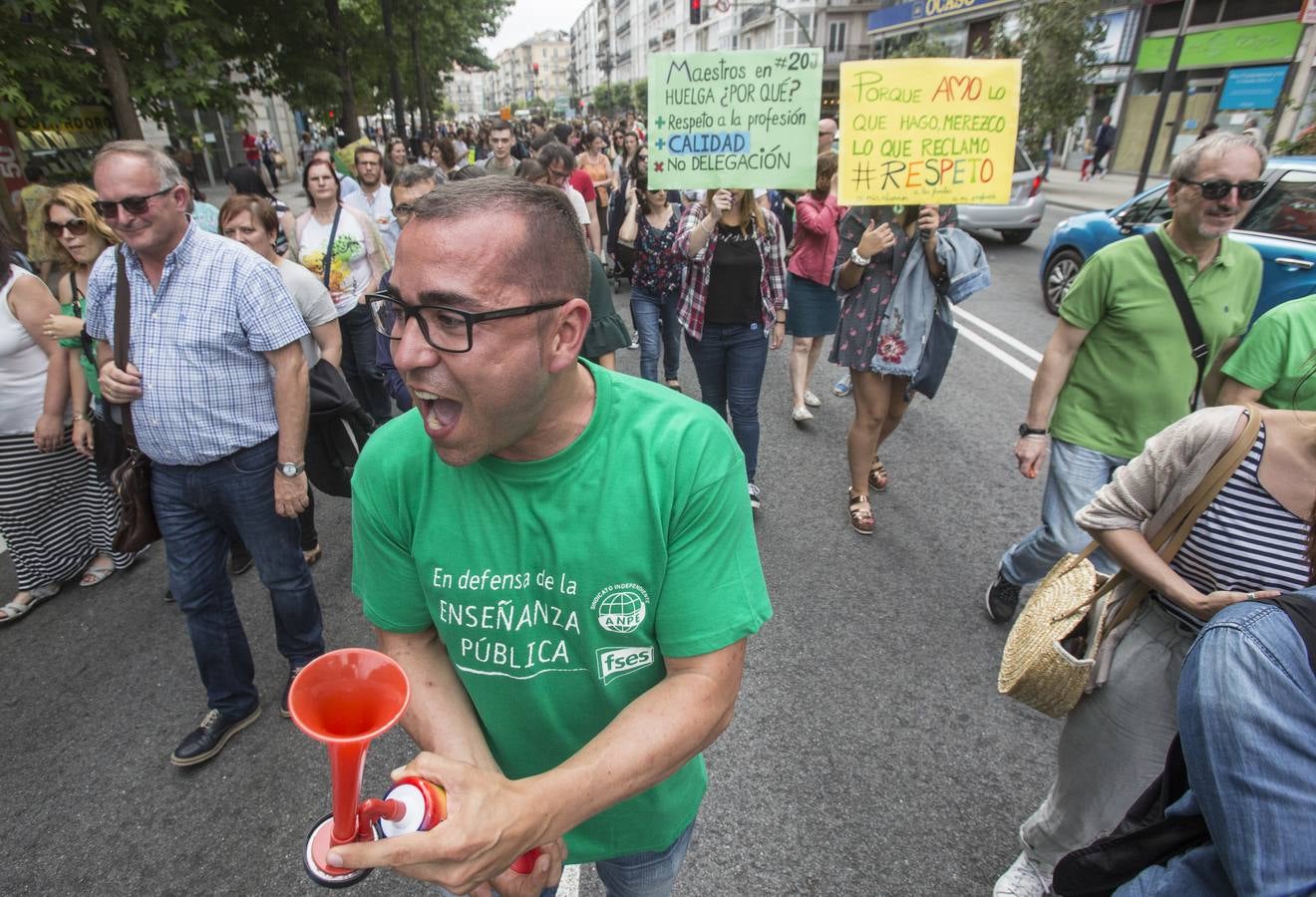 Los maestros se han vuelto a manifestar esta tarde por Santander para exigir que se mantenga la jornada reducida en junio y septiembre, como símbolo de su «fuerza», y con la esperanza de que la reunión de los sindicatos mañana, jueves, con el presidente, Miguel Ángel Revilla, ponga fin al conflicto.