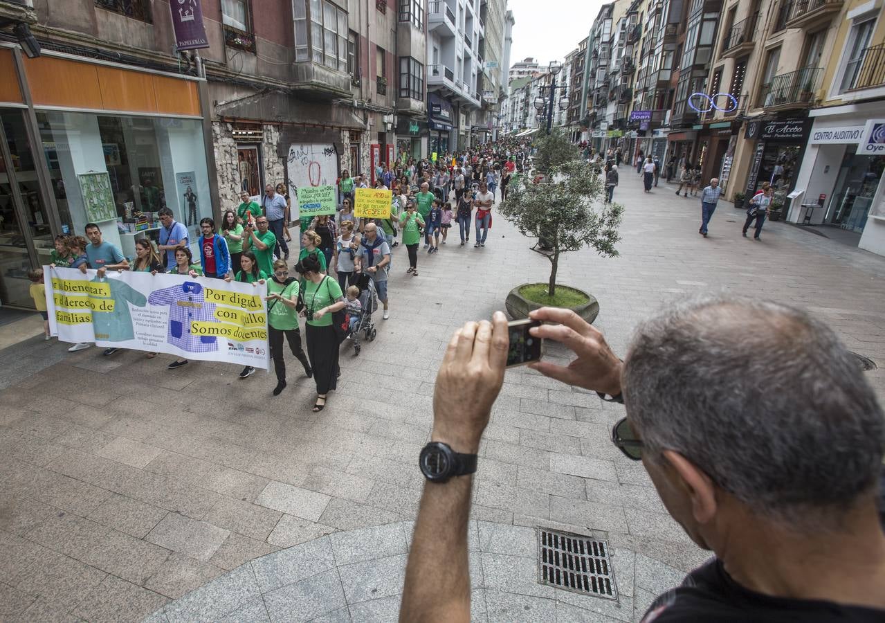 Los maestros se han vuelto a manifestar esta tarde por Santander para exigir que se mantenga la jornada reducida en junio y septiembre, como símbolo de su «fuerza», y con la esperanza de que la reunión de los sindicatos mañana, jueves, con el presidente, Miguel Ángel Revilla, ponga fin al conflicto.