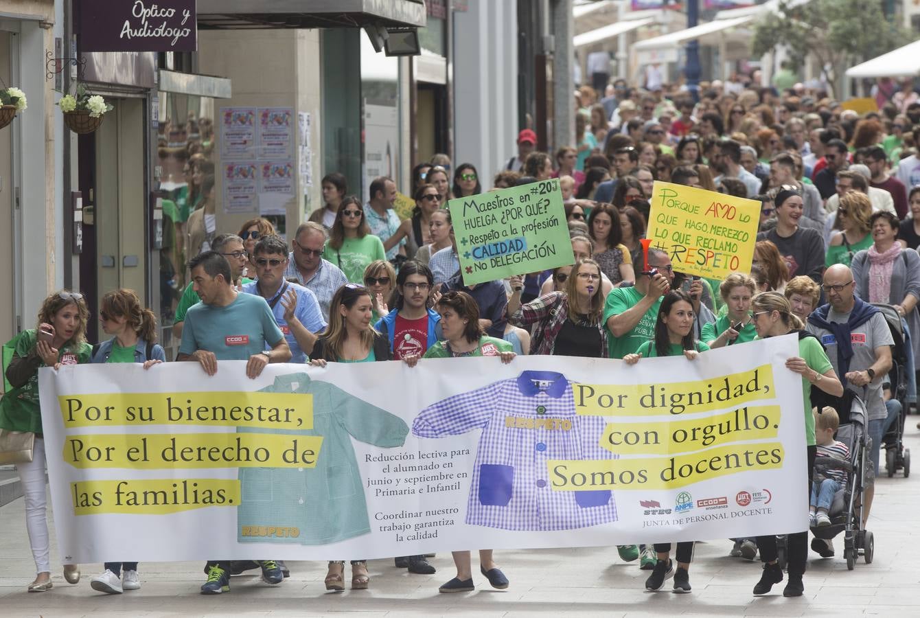 Los maestros se han vuelto a manifestar esta tarde por Santander para exigir que se mantenga la jornada reducida en junio y septiembre, como símbolo de su «fuerza», y con la esperanza de que la reunión de los sindicatos mañana, jueves, con el presidente, Miguel Ángel Revilla, ponga fin al conflicto.