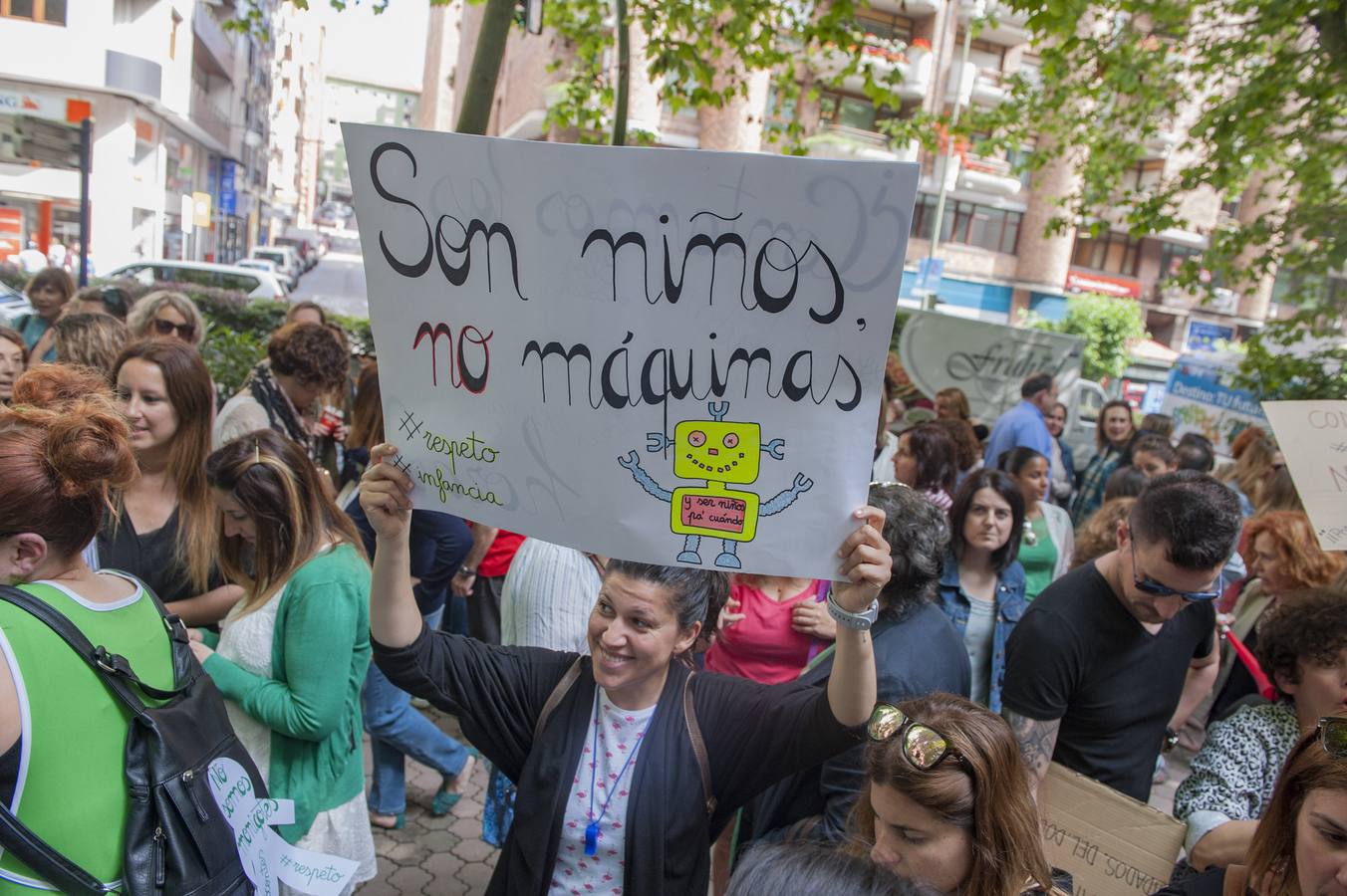 Fotos: Los maestros de Cantabria protestan ante la Consejería de Educación