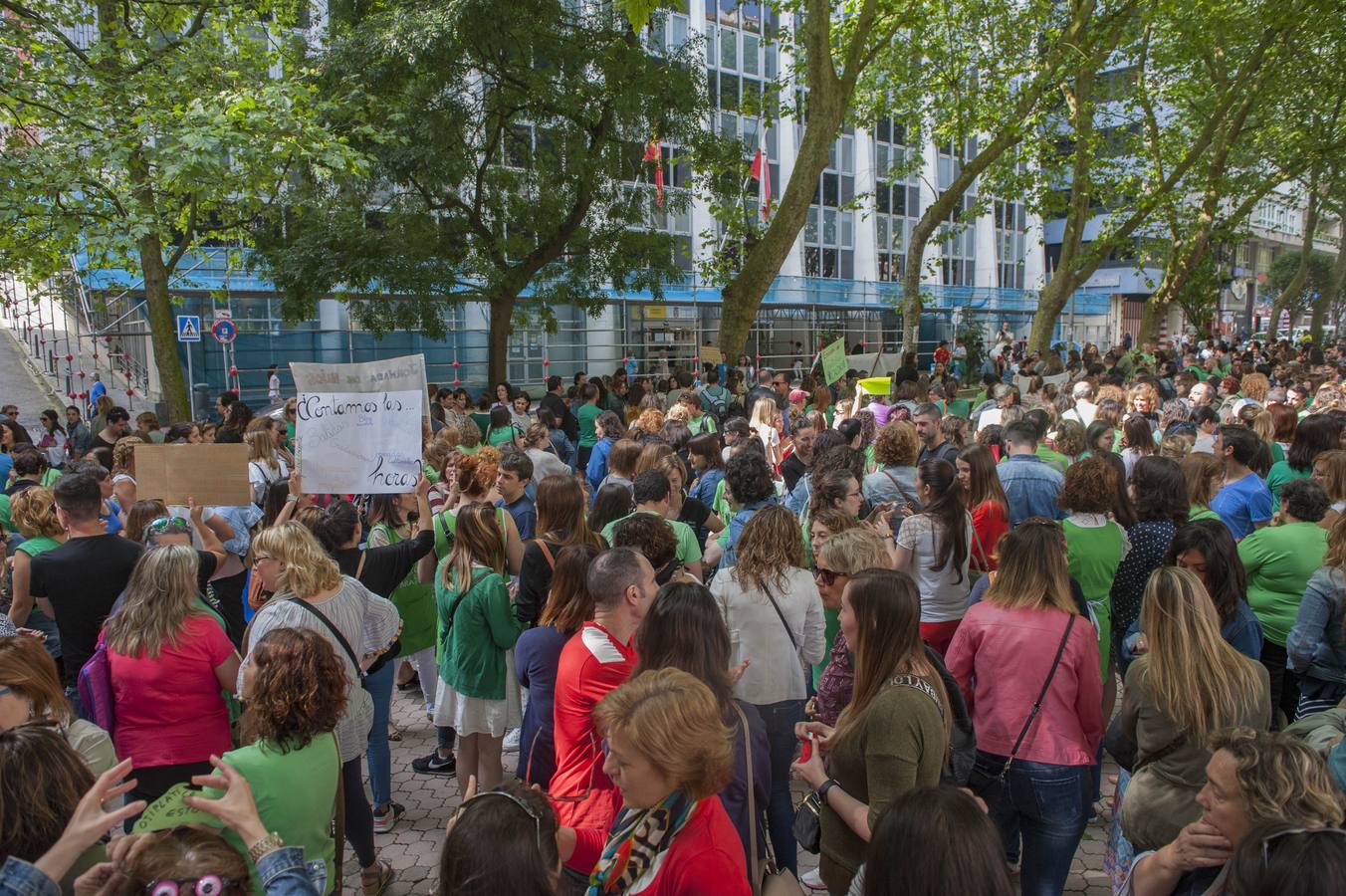 Fotos: Los maestros de Cantabria protestan ante la Consejería de Educación