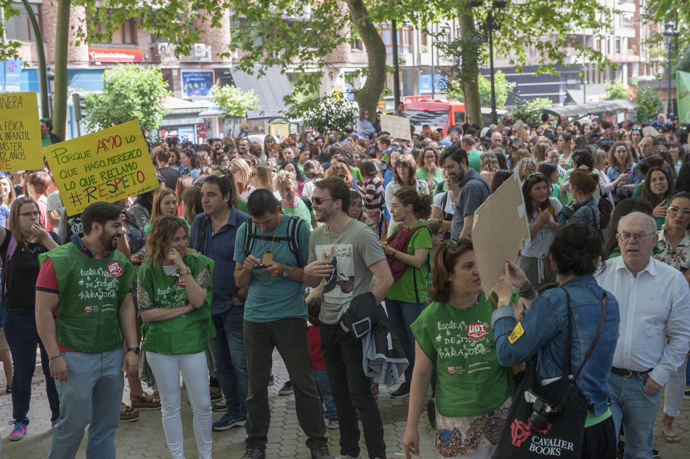 Fotos: Los maestros de Cantabria protestan ante la Consejería de Educación