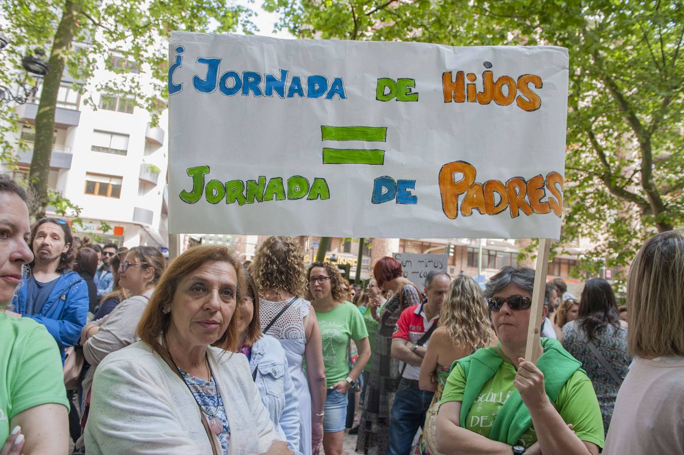 Fotos: Los maestros de Cantabria protestan ante la Consejería de Educación