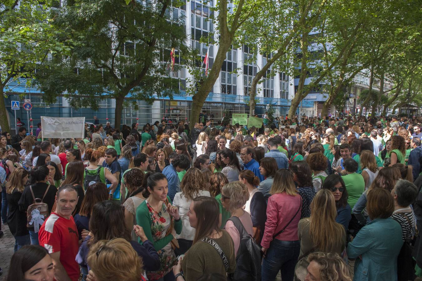 Fotos: Los maestros de Cantabria protestan ante la Consejería de Educación