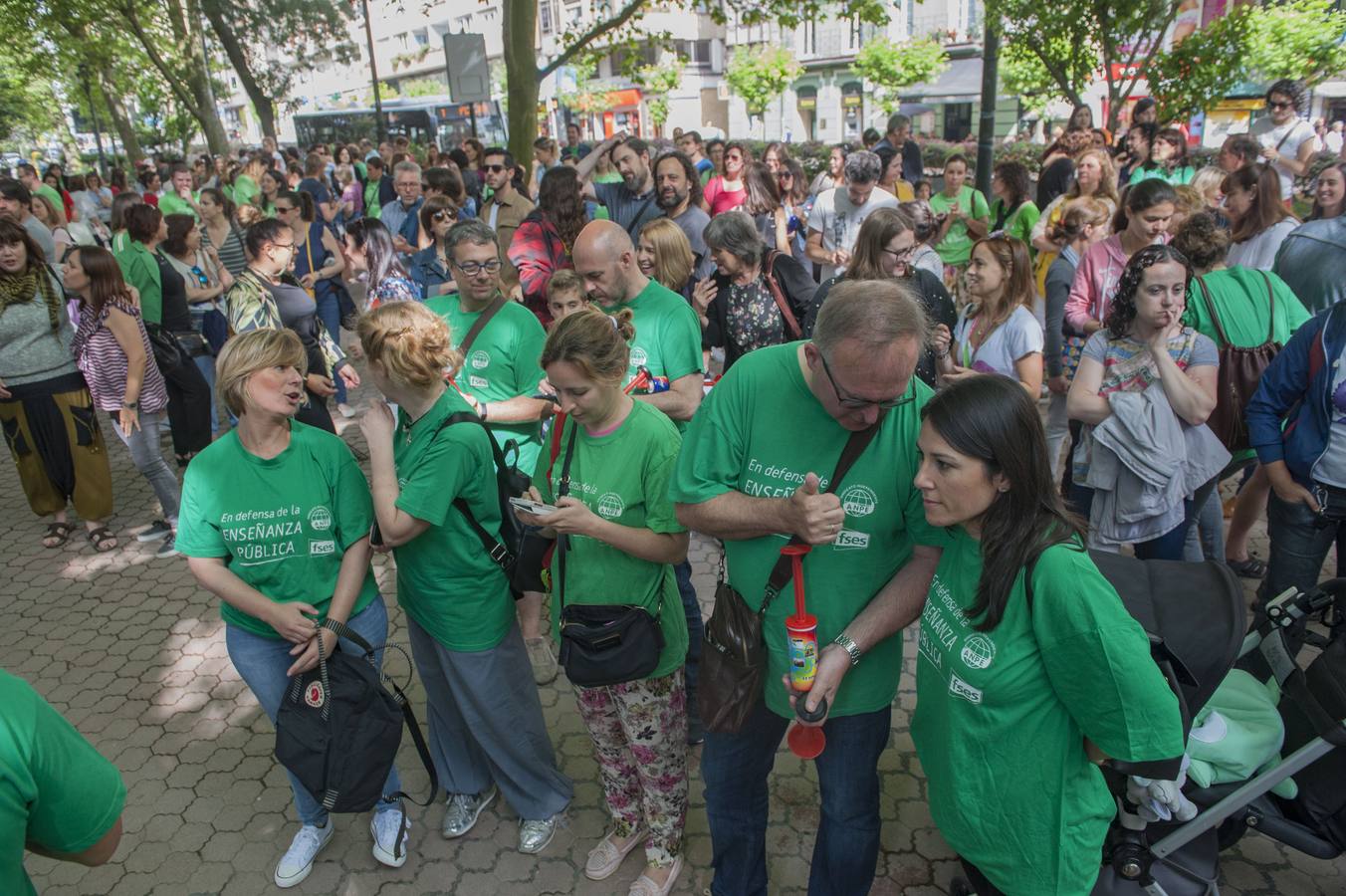 Fotos: Los maestros de Cantabria protestan ante la Consejería de Educación