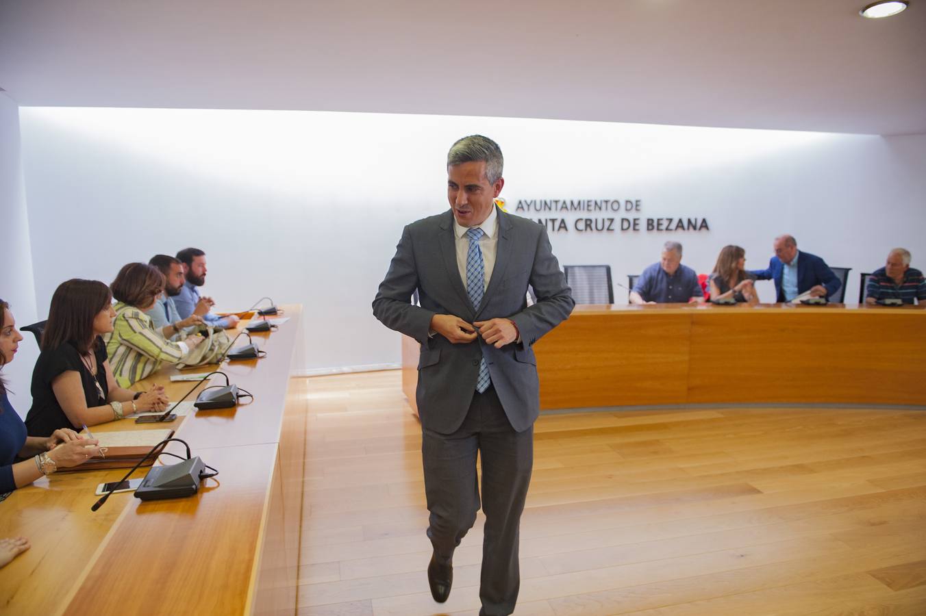 El pleno del Ayuntamiento de Bezana ve la renuncia del alcalde, Pablo Zuloaga, tras su nombramiento como delegado del Gobierno, y de su número dos, Raquel Saiz.