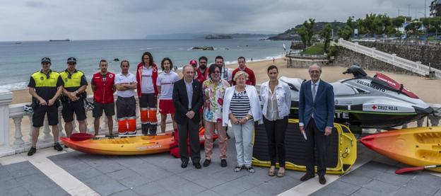 Parte del equipo del servicio de vigilancia y socorrismo de Cruz Roja Española y del Ayuntamiento de Santander. 