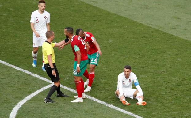 Mark Geiger señala una falta sobre Cristiano, ante las protestas de Benatia y Mehdfi Carcela. 