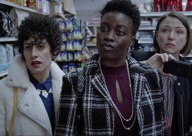 Imagen secundaria 1 - Julianna Margulies, Debbie Campbell y Adaku Ononogbo en diversas escensa de 'Dietland' (2018).