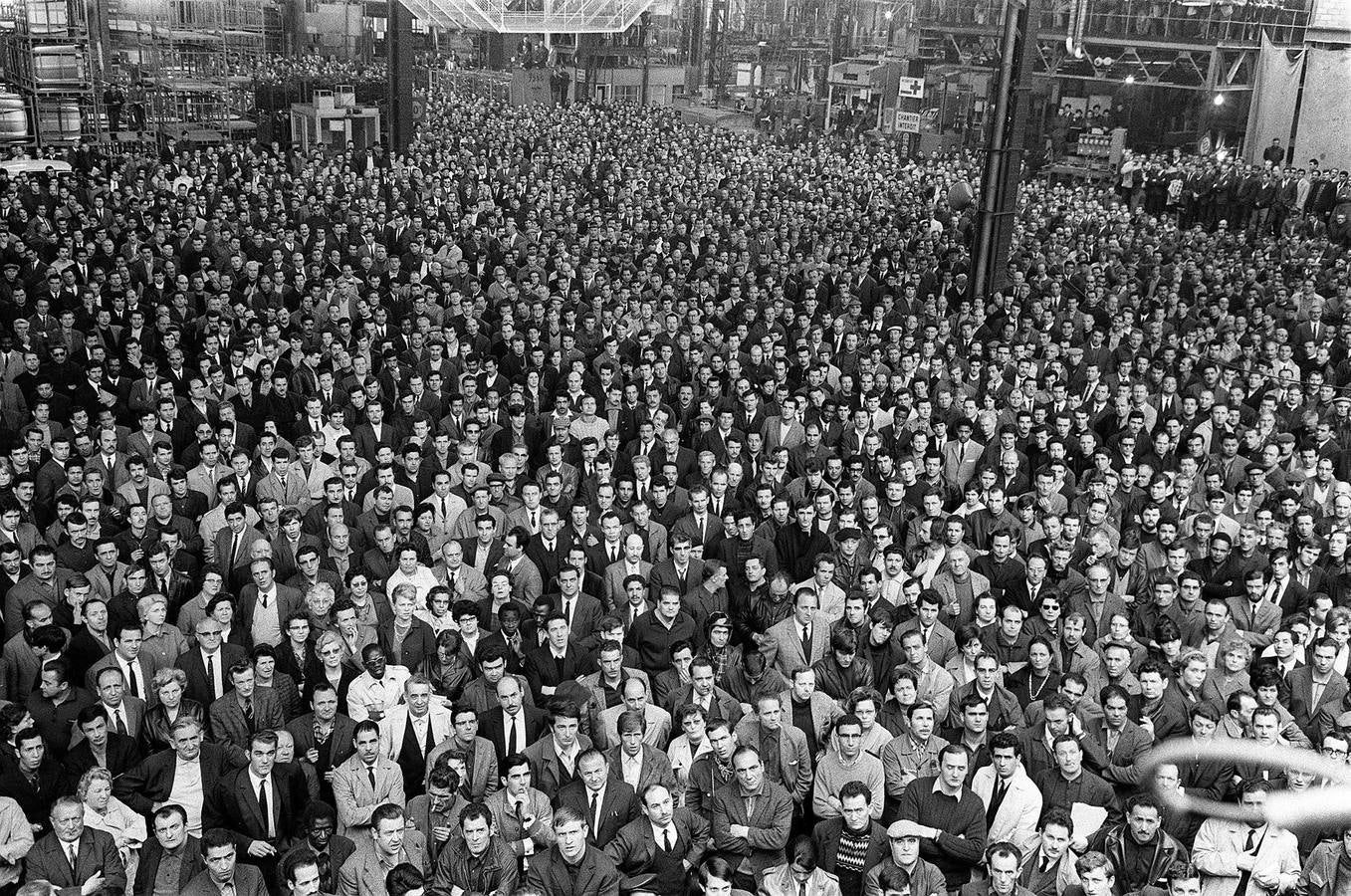 Fue un tiempo de ilusiones, de utopías… Los estudiantes tomaron las calles en mayo de 1968 para cargar contra la universidad, la sociedad de consumo y el sistema. Querían cambiar el mundo. Artistas e intelectuales cántabros recuerdan cómo vivieron un episodio histórico que se contagió a todo el mundo