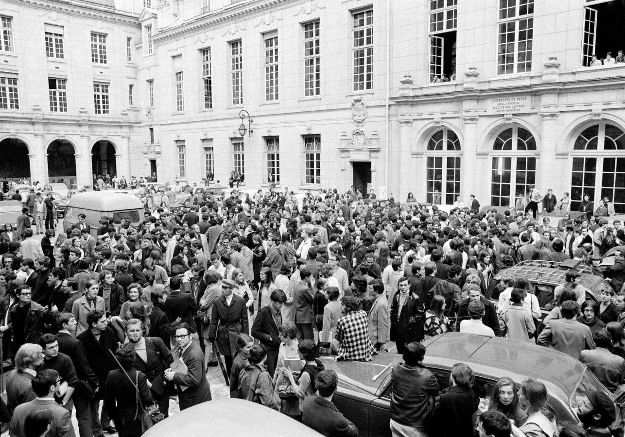 Fue un tiempo de ilusiones, de utopías… Los estudiantes tomaron las calles en mayo de 1968 para cargar contra la universidad, la sociedad de consumo y el sistema. Querían cambiar el mundo. Artistas e intelectuales cántabros recuerdan cómo vivieron un episodio histórico que se contagió a todo el mundo