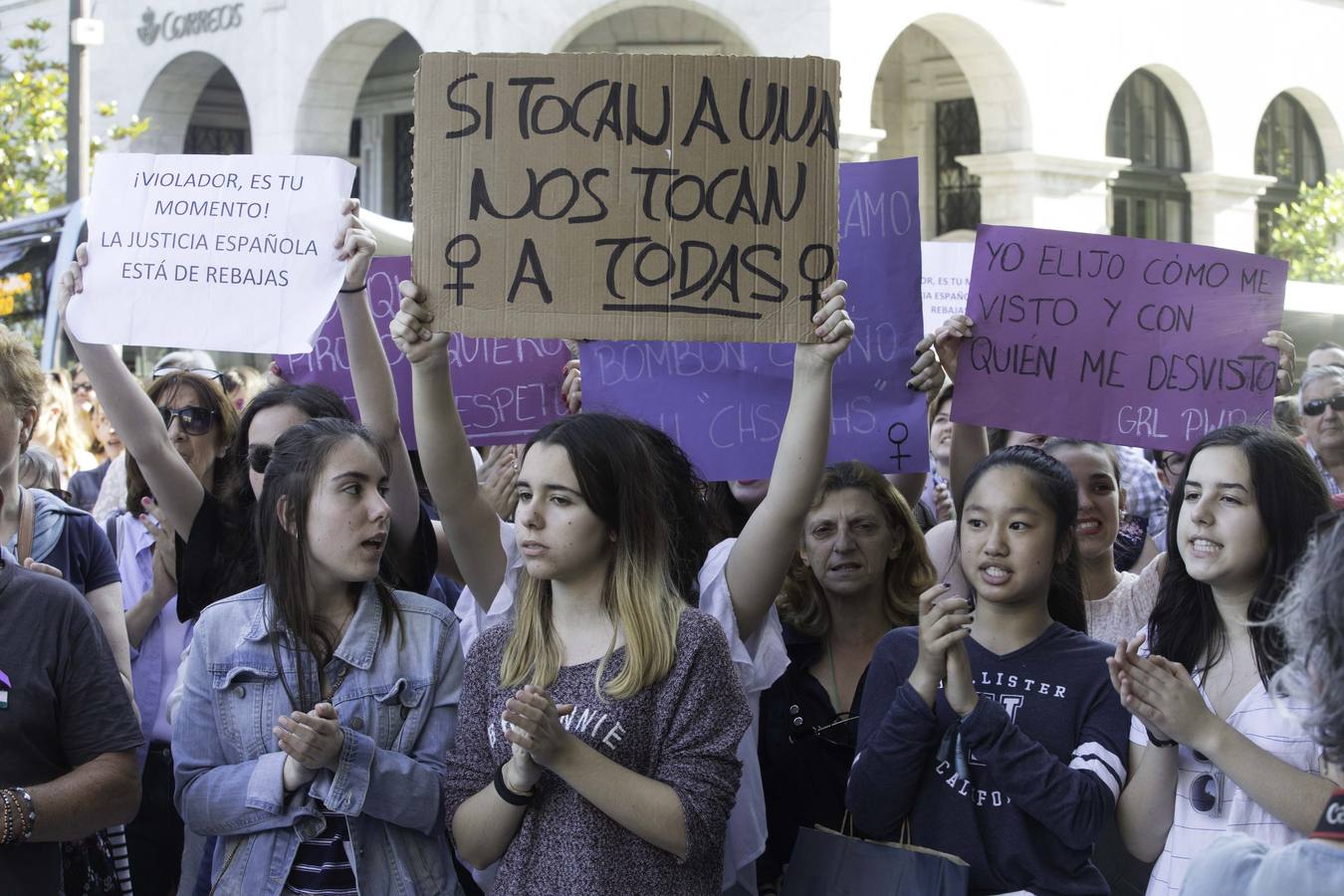 Fotos: Cacerolada en Cantabria contra la libertad de &#039;La Manada&#039;