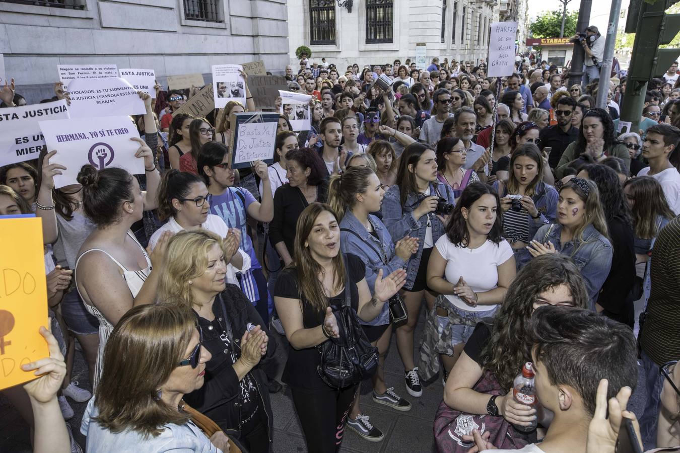 Fotos: Cacerolada en Cantabria contra la libertad de &#039;La Manada&#039;