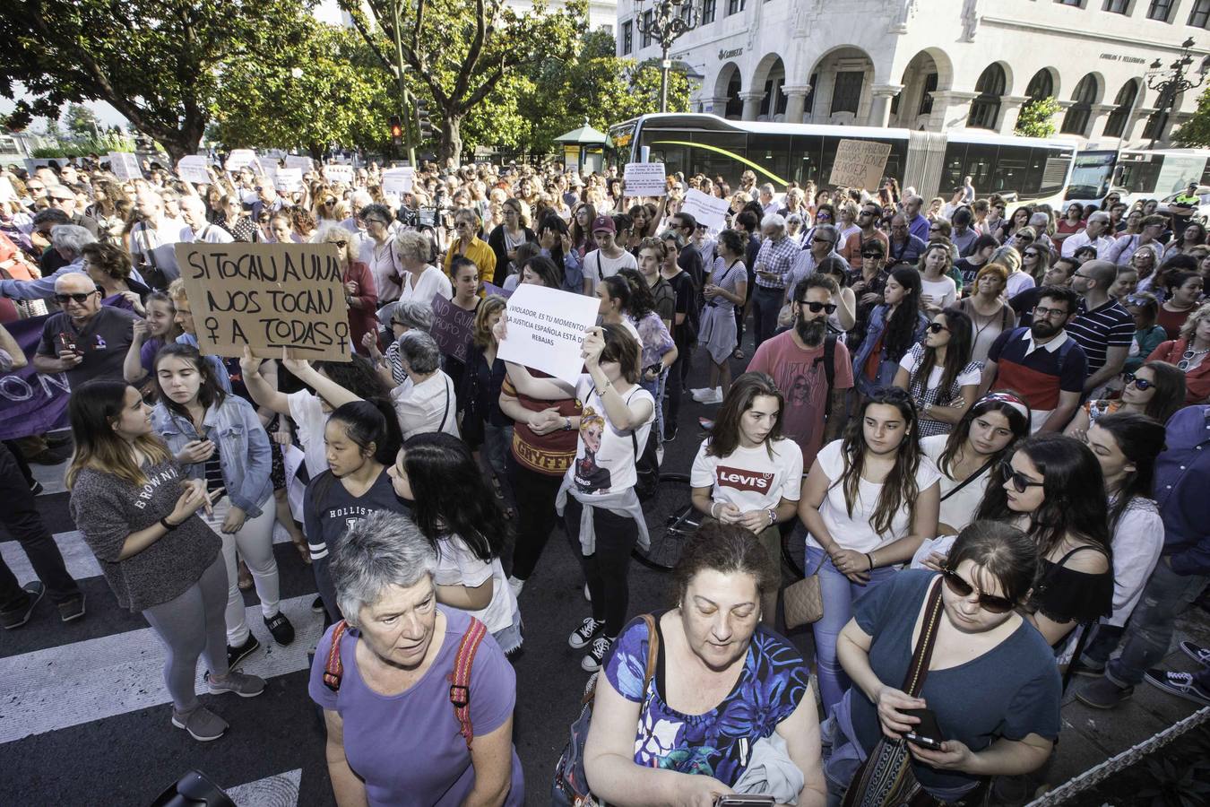 Fotos: Cacerolada en Cantabria contra la libertad de &#039;La Manada&#039;