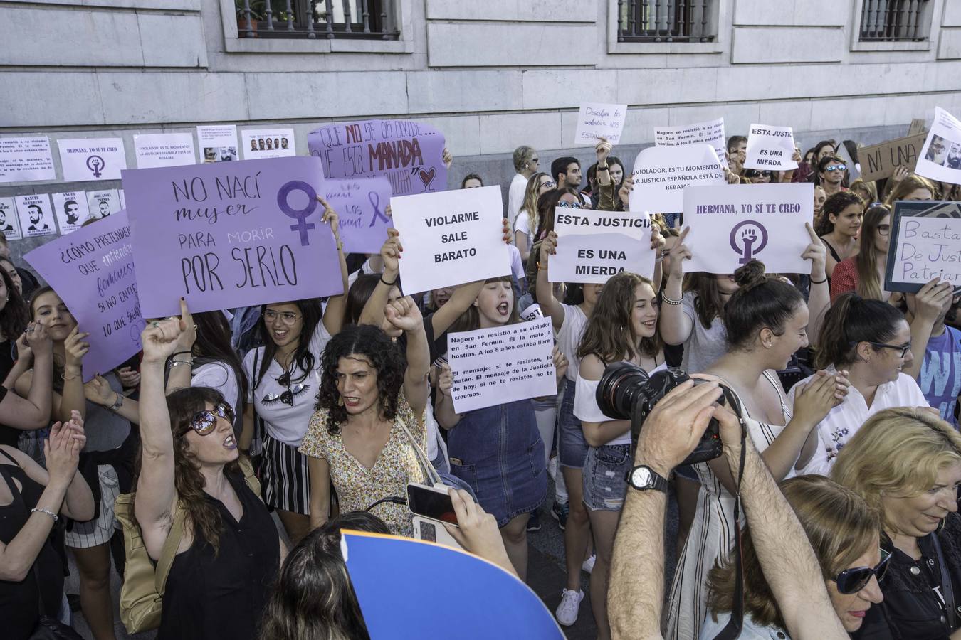 Fotos: Cacerolada en Cantabria contra la libertad de &#039;La Manada&#039;