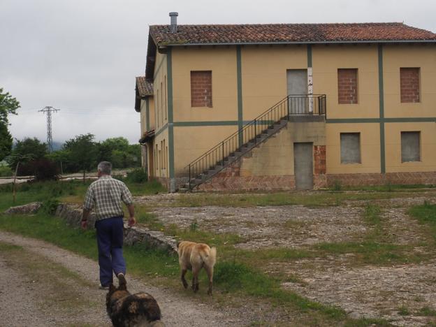 Confederación destina actualmente a pastos el espacio que ocupaba el antiguo Centro Medioambiental de La Lastra.