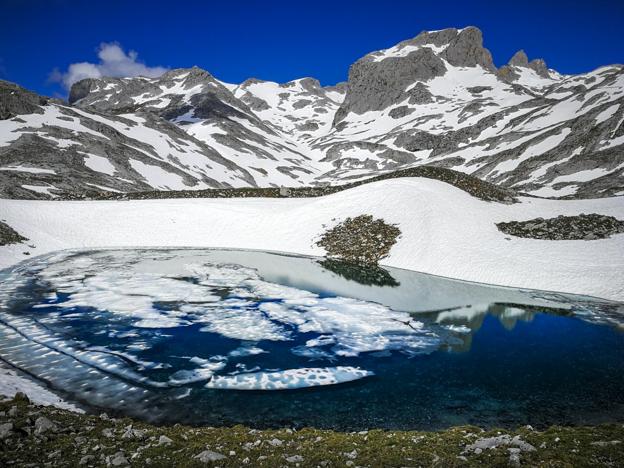 Hace unos días. Uno de los lagos en la zona de Lloroza, cerca de la estación superior del teleférico de Fuente Dé.