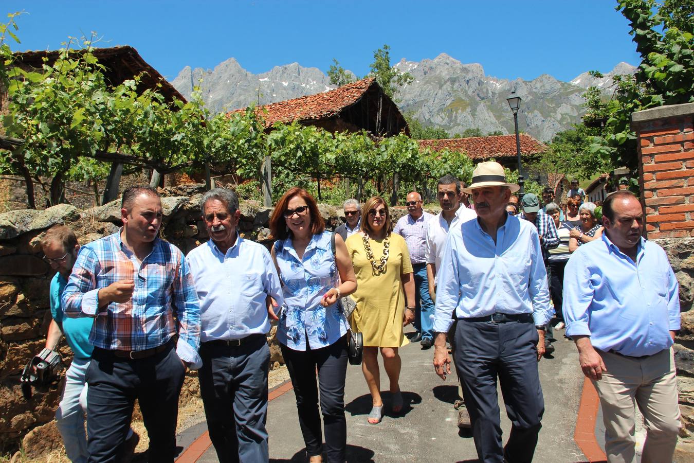 Fotos: Mogrovejo ya tiene en sus manos el premio al Pueblo de Cantabria 2017