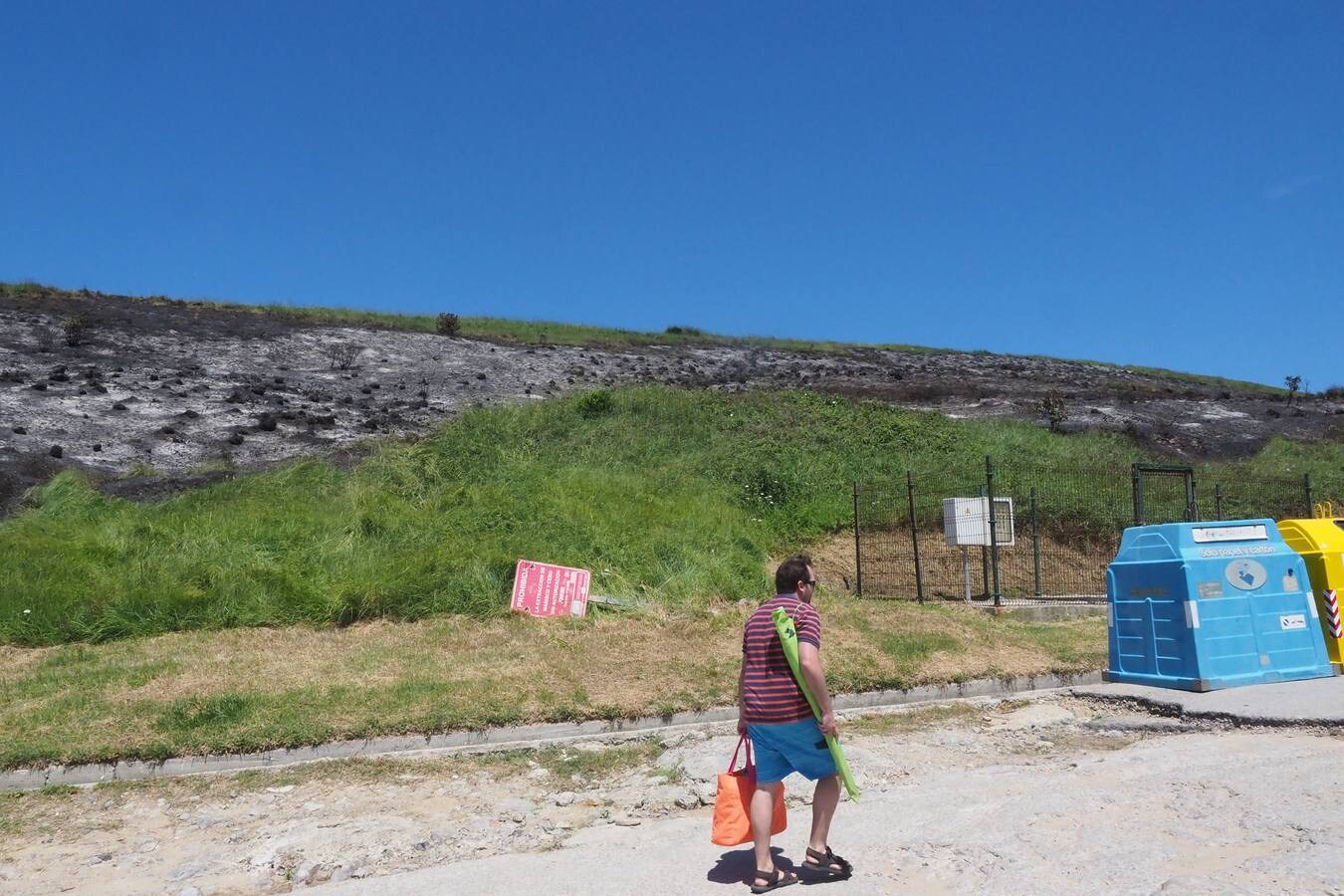 Ardieron 200 metros cuadrados de escajo y monte bajo, que los bomberos tuvieron que extinguir con batefuegos y una manguera de socorro